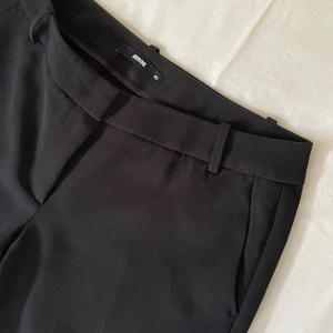 Nya BIKBOK Kostymbyxor - Kostymbyxor från BIKBOK i modellen Vera petite  (Innerbenslängd: 74 cm) Lågmidjade, utsvängda ben o fickor fram Trodde de skulle krympa i tvätten - men det gjorde de inte så nu är de för stora. Endast använda en gång (Nypris 499:-)  Hör av dig om du vill ha fler bilder! Pris kan diskuteras 