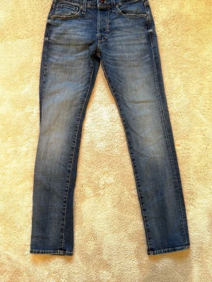 Jack and Jones jeans - Ett par mörkblåa Jack and Jones jeans i storleken 27 30 , nästan aldrig använda och säljs för endast 299, skriv vid frågor.