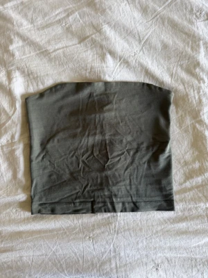 Linne - Ett grönt bandlös linne från Gina tricot 