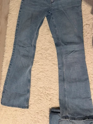 Ljusblå bootcut jeans från Gina Tricot i storlek 38 - Säljer ett par ljusblå bootcut jeans. 