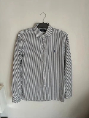 Ralph Lauren skjorta  - Skjorta från Ralph Lauren | Storlek: M-L | Färg: Vit med svarta ränder | Skriv vid frågor | Rabatt vid köp av flera saker från min profil |