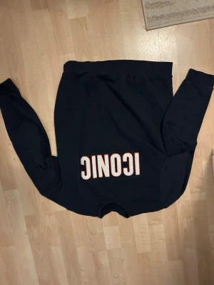 Mörkblå sweatshirt J.Lindberg - Använd ett par gånger. Normal i storlek.