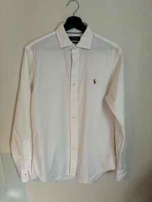 Ralph Lauren skjorta  - Skjorta från Ralph Lauren | Storlek: M | Färg: Vit | Skriv vid frågor | Rabbat vid köp av flera saker från min profil |