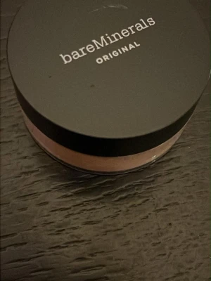 bareMinerals Original Foundation Tan  - bareMinerals Original Foundation i nyansen Tan 19. Löst mineralpuder i en rund burk med svart lock. Ger en naturlig finish och är lätt att applicera. Perfekt för dig som vill ha en smidig och enkel bas med mineralformula.