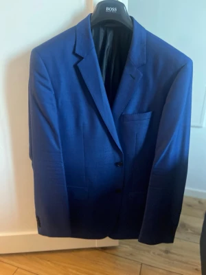 Hugo Boss kavaj  - Säljer denna kavaj från Boss då den är för liten. Kavajen är i mycket fint skick och kommer i storlek 54. Passformen är normal 