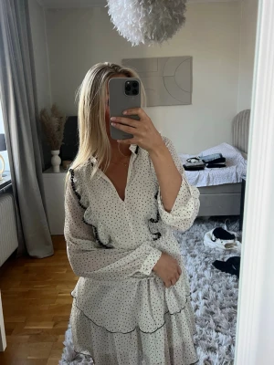 Vit prickig volangklänning - Söt vit prickig klänning, från Zara. Storlek 34. 