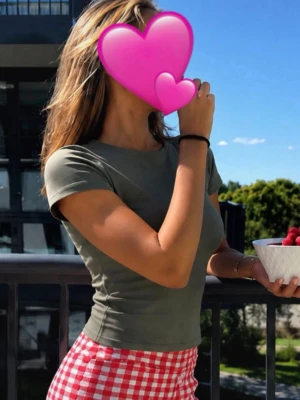 H&M Divided khakigrön basic t-shirt – Stl M - Snygg khakigrön basic t-shirt från H&M Divided i storlek M. Figurnära modell i mjukt och stretchigt material som är skön att bära och enkel att matcha med allt från jeans till kjol eller träningsbyxor. Perfekt basplagg till garderoben. Mycket fint skick.