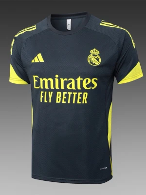 Real Madrid tränings sett - Ett real Madrid tränings sett T-shirt + shorts med fickor!  i storlek L helt nytt