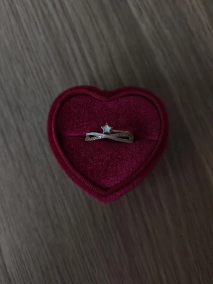 Silverfärgad ring med stjärndetalj - Stjärndesign ring i storlek 18,5mm, guldfärgad.