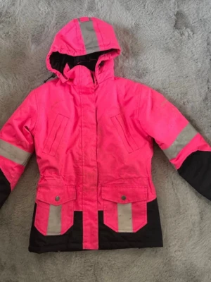 CRW rosa reflexridjacka strl 146/152 💖✨ - Köparen står för frakt.  Säljer en fin reflexridjacka från CRW i storlek 146/152. Perfekt inför mörka kvällar då den hjälper dig att synas bättre. 💖✨  ✨ Märke: CRW✨ Färg: Rosa✨ Storlek: 146/152✨ Nypris: Ca 749–799 kr✨ Skick: Har några smutsfläckar som säkert går bort i tvätten, men det lämnar jag till köparen. I övrigt fint använt skick. 🥰  Hör gärna av dig om du har frågor eller vill ha fler bilder! 💕