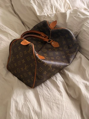 Louis Vuitton Speedy 30 - Säljer min Speedy då den inte kommer till användning längre. Köpte den av en tjej som hade köpt den på Stockholms Auktionsverk. Hon hade putsat utsidan när jag köpte den i våras, så den är väldigt fin och glansig. Lite nött i ett av hörnen, men inget som man tänker på. 