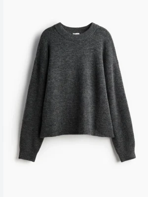 Mörkgrå stickad tröja från H&M - Mysig mörkgrå stickad tröja med avslappnad, oversized passform och rund halsringning. Långa ärmar och ribbade muddar vid ärmslut och nederkant. Perfekt för lager-på-lager och chill dagar.