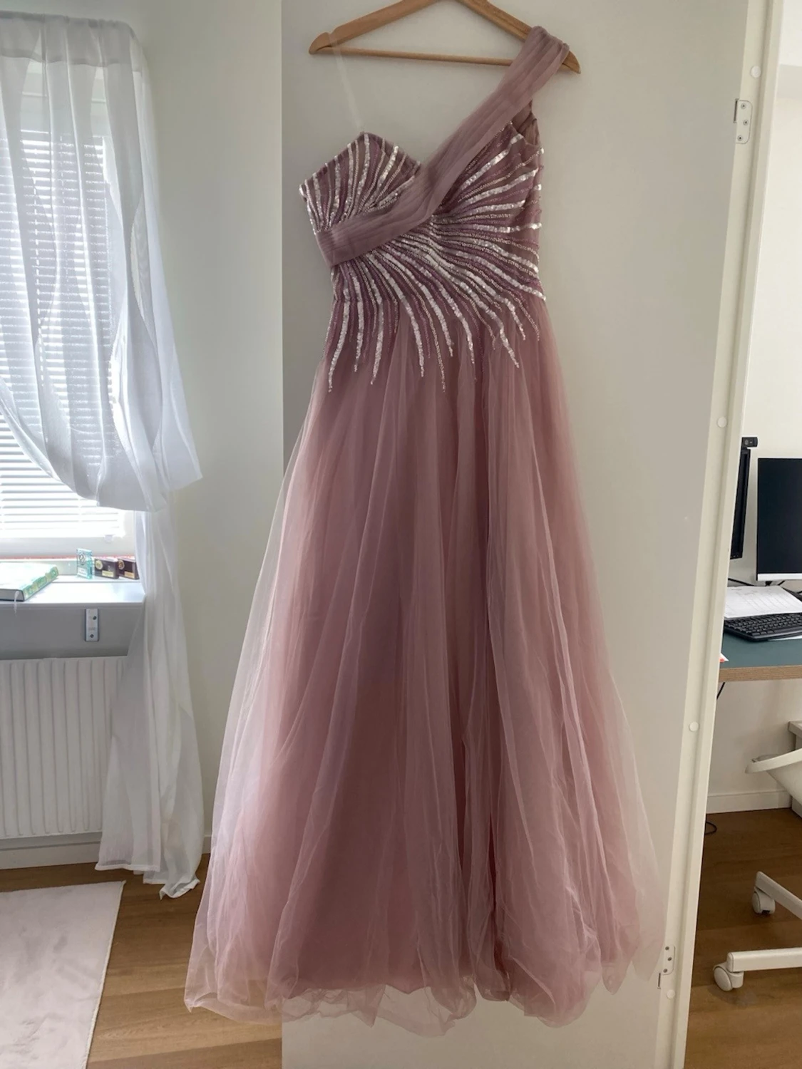 Lång rosa oneshoulder klänning