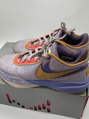 Lebron 20 violet frost. - Bra för dig som kör basket. 