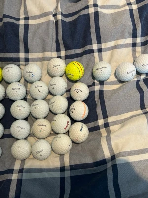 Stort parti golfbollar blandade märken - Säljer ett stort gäng golfbollar i olika märken och modeller. De flesta är vita men några är gula. Perfekt för dig som vill fylla på golfbagen utan att lägga en förmögenhet. Bollarna är av plast och har klassisk golfbollstruktur.