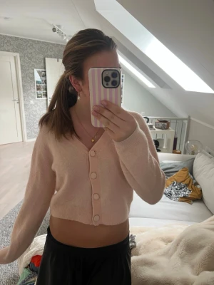Ljusrosa cropped kofta med stora knappar - Trendig söt ljusrosa cropped kofta med stora tygklädda knappar framtill. Från &other stories köpt på sellpy, den är storlek m men extremt liten i storlek så skulle snarare säga att den passar xs/s, fint skick