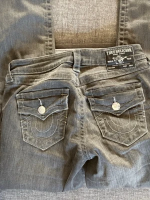 True religion jeans grå becca - Modellen Becca jätte fina gråa jeans storlek 25!