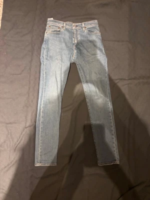 Levis jeans - Okej skick. Använda. Storleken är 170. Skriv om du vill ha mått. Fraktar inom 1-3 dagar