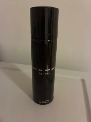 Narciso Rodriguez For Her deodorant 100 ml  - Finns lite kvar i flaskan typ 20 % kvar kommer inte till användning så säljer vidare 
