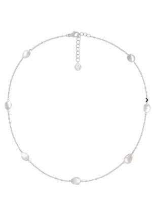 Silverhalsband med vita pärlor - Ett stilrent halsband i silverfärgad metall med sju vita pärlor jämnt fördelade längs den tunna kedjan. Halsbandet har justerbar längd med flera öglor och en liten rund bricka vid låset. Perfekt för dig som gillar minimalistiska smycken med en elegant touch.