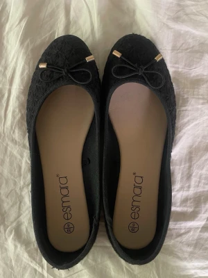 Svarta ballerinaskor från Esmara - Säljer dessa fina svarta ballerinaskor med broderingar. Köpt secondhand men är i princip i nyskick!! (man ser det inuti skorna, att de ser oanvända ut), säljer pga fel storlek!! Skriv om frågor uppkommer💕❤️