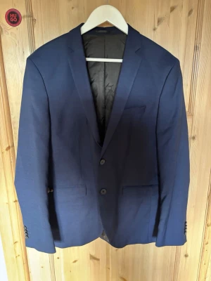 Snygg marin blå kavaj Nyskick St Eu 52 - Stilren mörkblå Kavaj, nyskick endast testad.  Perfekt för en dressad look och passar till många olika tillfällen.