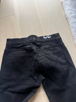 Dondup jeans - Säljer dessa as fräcka dondup jeans i nyskick! Storlek: 32! Modellen heter George & jeansen är köpta på United Fashion! Nypris: 4200kr    Mått: midja 78 cm, innerbenslängd 75 cm, ytterben 98 cm, lårvidd 22 cm, grenhöjd 26 cm och benöppning 17 cm.  Hör gärna av dig vid frågor!