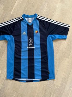 Söker Djurgården / DIF matchtröjor - Jag samlar på matchtröjor och söker ständigt efter fler. Kontakta mig gärna om du har några till salu! 