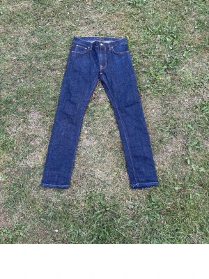 Limited edition Nudie jeans - Säljer ett par sjukt feta Nudie jeans som är limited edition och säljs inte längre. Modellen är lean Dean och sitter snyggt på. De är använda fåtal gånger, passar mig tyvärr inte därför jag säljer