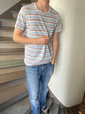 Edwin t-shirt - Edwin T-shirt. Inga defekter. Modellen är 180cm 65kg och bär storlek m.  Fråga gärna frågor! (Kan gå ner mer i pris vid köp av bundles🤩)