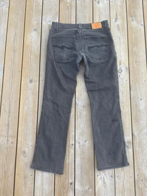 Nudie jeans grim Tim - Säljer dessa schyssta nudie jeansen i modellen ”grim tim ” , storlek W34, L32! De är lagade i skrevet, men det är inget som märks av vid användning, annars mycket fint skick. Hör gärna av dig vid funderingar😊