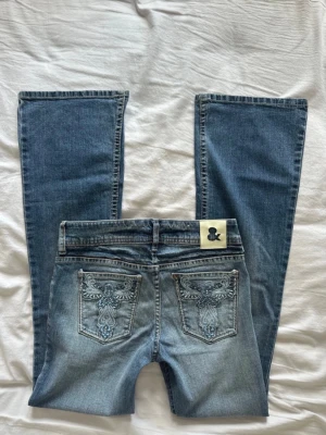Vintage bootcutjeans  - Vintage bootcutjeans från H&M från år 2006/2007. Ingen storlek i lappen men passar XXS/32/XS/34.  Midjemått tvärsöver: 35 cm. Innerbenslängd: 75 cm.