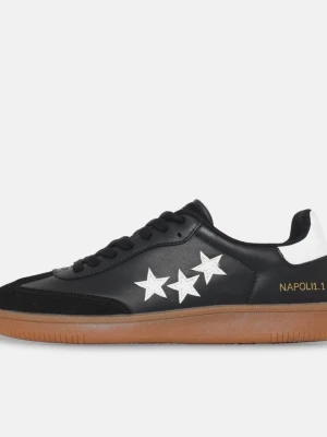 Svarta sneakers med vita stjärnor - Snygga svarta sneakers med tre vita stjärnor på sidan och vit detalj vid hälen. Skorna har brun sula och svarta skosnören. Materialet ser ut att vara en mix av läder och syntet. Texten 'NAPOLI1.1' i guld på sidan ger en unik touch. Finns i flera storlekar