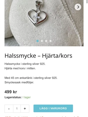 ALDRIG ANDVÄND HELT NY Halsband i riktig silver med hjärta och kors - Snyggt halsband i sterling silver 925 med ett hjärtformat hänge och ett kors i mitten. Hänget har små gnistrande stenar på korset och kedjan är ca 45 cm lång.