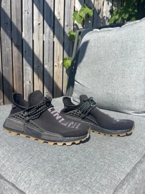 Adidas Human Race - Collab med Pharrell Williams av adidas, skor i bra skick 