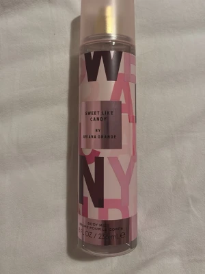 Sweet like candy body mist - Säljer denna bodymisten, det blåa sträcket visar hur mycket som finns kvar/jag använt. 
