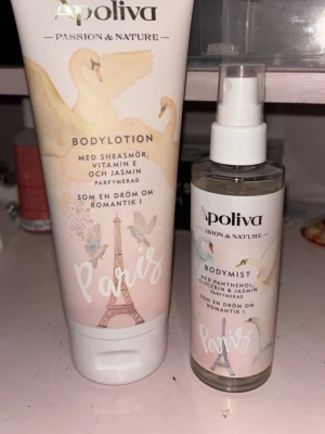 Apoliva Paris bodylotion & bodymist - Set med Apoliva Paris bodylotion och bodymist. Båda har romantisk doft av jasmin och är parfymberikade. Lotionen innehåller sheasmör och vitamin E, medan bodymisten har panthenol och glycerin. Snygg design med svanar och Eiffeltornet. Säljer också var för sig om man inte vill ha båda, knappt använd.