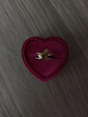 Guldfärgad ring med hjärtdetalj - Hjärta ring i storlek 18,1mm, guldfärgad.