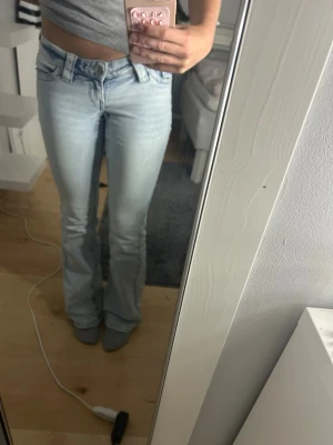 Ljusblå bootcut jeans - Säljer ett par ljusblå bootcut jeans med låg midja, lite missfärgade längst när men de inget man tänker på, orginal pris 399kr❣️