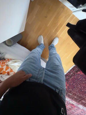 Ljusblå slim fit glenn - Säljer ett par ljusblå jeans från jack and jones med en riktig snygg tvätt. Skönt stretchiga inga defekter alls inga tecken på användning. Säljer pga att smala jeans är inte riktigt min stil. Vikt: 63 kg längd: 173