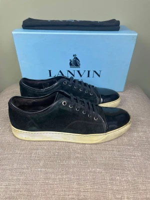 Lanvin skor - Hej, säljer nu dessa svin snygga Lanvin skor. Skorna är i ok skick! Begränsat antal boxar och dustbag. Hör av dig vid frågor. 