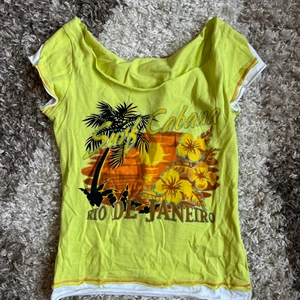 Babytee med glitter - väldigt surfig vibe, köpt secondhand vet inte vad det är för märke! 