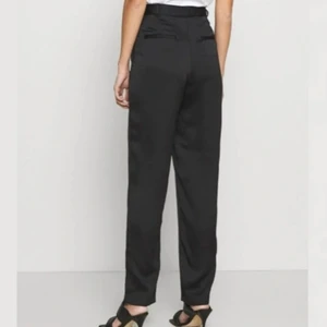 Monki byxor i satin - strl.36 - Byxor från Monki i satin. Använda två ggr. Modelle  på bilden är 175 cm lång o har på sig strl. 36