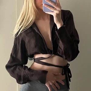 Topp - Säljer denna fina topp/blusen i linen material, från &other stories gamla kollektion. Använd typ 1-2 gånger max och är i jätte fint skick! 💕 man kan justera och använda banden hur man vill, och kan båda knyta fram eller bak. Storlek S men skulle passa xs-m skulle jag säga. 