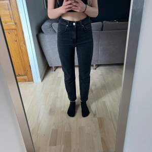 Säljer ett par svarta jeans från bik bok. De är i fint skick men säljer eftersom jag aldrig använder de. Det är storlek 27. Nypris är 600 och säljer de för 200💗🥰 Du står för frakten