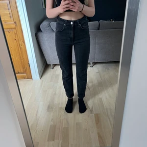 Jeans - Säljer ett par svarta jeans från bik bok. De är i fint skick men säljer eftersom jag aldrig använder de. Det är storlek 27. Nypris är 600 och säljer de för 200💗🥰 Du står för frakten