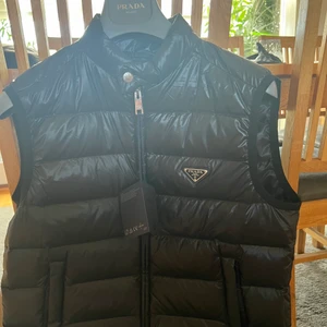 Prada väst - Helt ny med tags aldrig använd nypris 15000kr. Sälj pga av för liten storlek