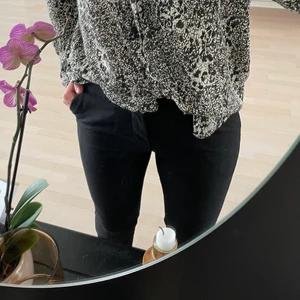 Kostymbyxor  - Snygga kostymbyxor från zara med ränder, säljer då dem är för små!❣️❣️❣️