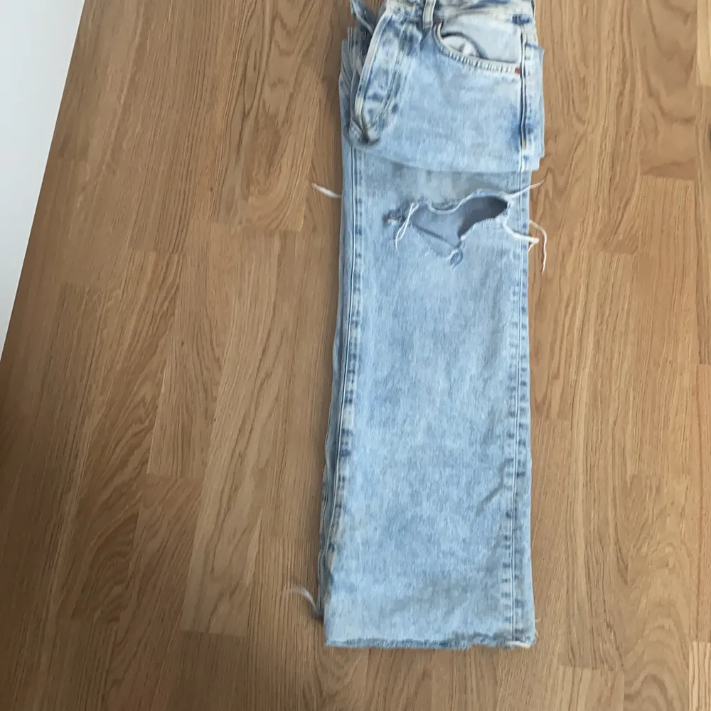 Boyfriend jeans typ med hål på knäna ,skulle säga storlek S för mer bilder på hur dem sitter kontakta mig då ( är 165xm lång ). Jeans & Byxor.