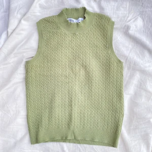 Zara topp - En så fin olivgrön topp från Zara med vågig kant upptill. Fint skick! ☺️